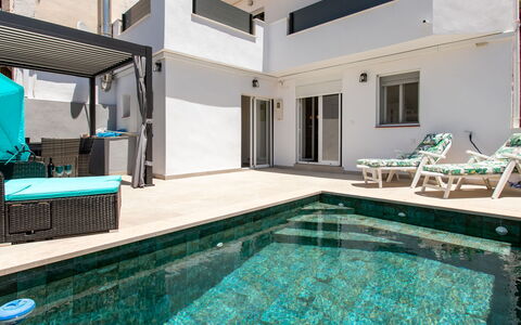 Alta: Schwimmbad, Verbundwerkstoff, Resort, Gartenmöbel, Schatten, Estate, Stuhl, Eco Hotel, Villa, Hotel
