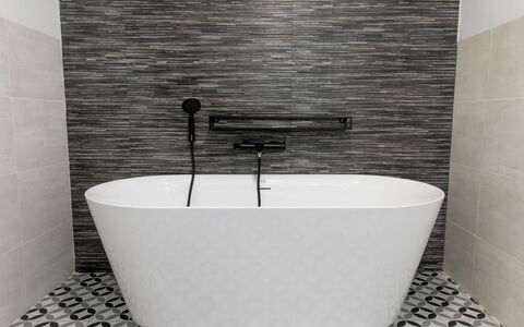 Alta: Armatur, Flooring, Badezimmer, Fussboden, Interior Design, Fliese, Installation, Zapfhahn, Verbundwerkstoff