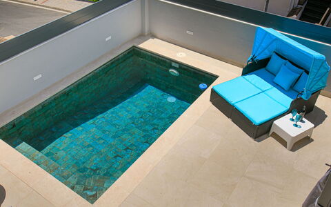 Alta: Blau, Schwimmbad, Flooring, Fussboden, Verbundwerkstoff, Gartenmöbel, Fliese, Design, Stuhl, Sonnenliege