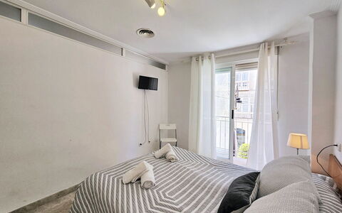 Cartagena 11: Schlafzimmer, Bett, Interior Design, Möbel, Fussboden, Linens, Flooring, Bettdecke, Zimmer, Bedding