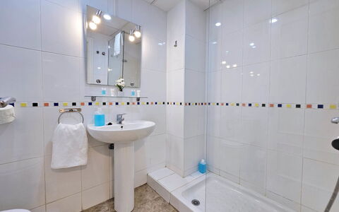 Cartagena 11: Armatur, Flooring, Badezimmer, Interior Design, Fussboden, Zapfhahn, Sinken, Installation, Fliese, Decke