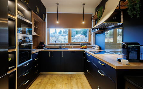 Valera Vita Forest: Countertop, Küche, Interior Design, Küchengerät, Cabinetry, Möbel, Flooring, Beleuchtung, Decke, Major Appliance