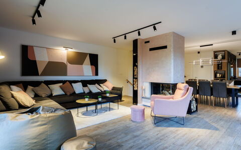 Valera Vita Forest: Möbel, Interior Design, Flooring, Fussboden, Wand, Light Fixture, Couch, Decke, Holz, Wohnzimmer
