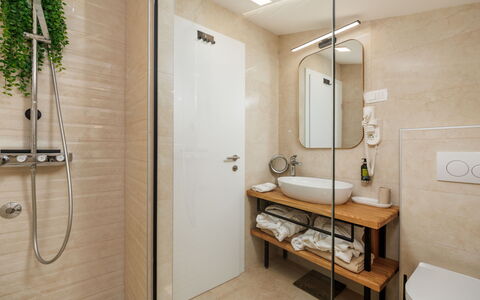 Valera Vita Forest: Badezimmer, Flooring, Interior Design, Armatur, Wand, Fussboden, Bad Sink, Holz, Sinken, Zapfhahn