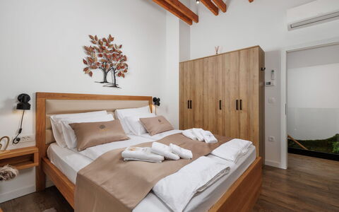 Valera Vita Forest: Bett, Schlafzimmer, Interior Design, Bedding, Möbel, Flooring, Holz, Bettdecke, Fussboden, Zimmer
