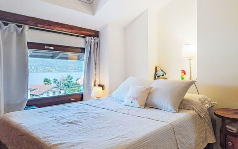Emma: Bett, Interior Design, Möbel, Schlafzimmer, Bedding, Bettdecke, Fussboden, Holz, Linens, Flooring