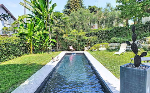 Emma: Strauch, Garten, Schwimmbad, Water Feature, Landscaping, Schatten, Reflecting Pool, Hinterhof, Reflexion, Garten