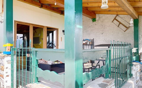 Baita Melissa: Holz, Holzbeize, Veranda, Strahl, Schatten, Hartholz, Planke, Säule, Holz, Daylighting