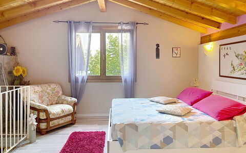 Baita Melissa: Möbel, Interior Design, Bett, Schlafzimmer, Fussboden, Flooring, Zimmer, Holz, Decke, Linens