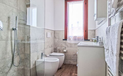 Le 3 Viste: Flooring, Toilleten Sitz, Armatur, Fussboden, Toilette, Badezimmer, Interior Design, Sinken, Zapfhahn, Installation