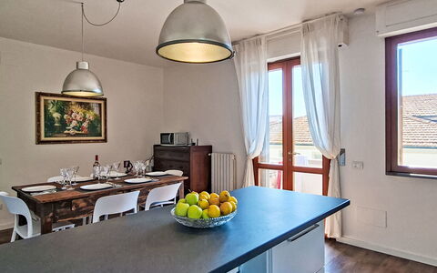 Le 3 Viste: Möbel, Interior Design, Flooring, Holz, Decke, Light Fixture, Stuhl, Küche & Esszimmer Tisch, Küche, Zimmer