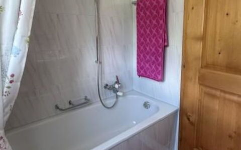 Lenk 755: Badewanne, Armatur, Interior Design, Fussboden, Badezimmer, Installation, Vorhang, Zapfhahn, Fensterbehandlung