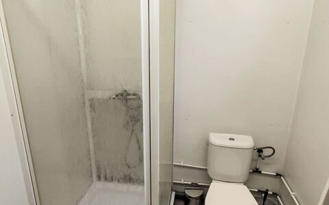 Trebon 1: Fussboden, Flooring, Badezimmer, Toilleten Sitz, Armatur, Toilette, Zimmer, Installation, Fliese