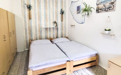 Trebon 1: Möbel, Interior Design, Schlafzimmer, Holz, Bett, Fussboden, Flooring, Linens, Textil, Bedding
