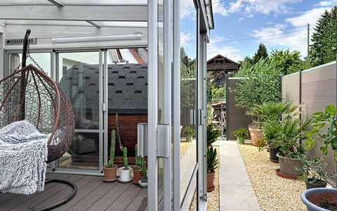 Bionestlein Premium-Appartment mit Sauna: Blumentopf, Möbel, Stuhl, Glas, Gartenmöbel, Zimmerpflanze, Schatten, Garten, Eisen, Metall