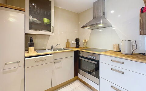 Bionestlein Premium-Appartment mit Sauna: Countertop, Küche, Küchengerät, Flooring, Interior Design, Cabinetry, Major Appliance, Holz, Möbel, Fussboden