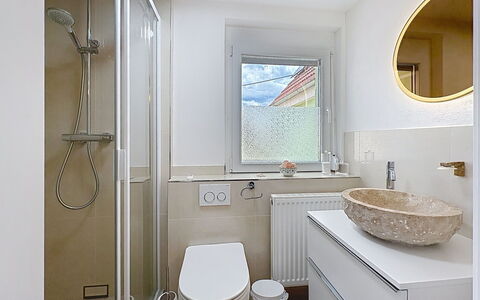 Bionestlein Premium-Appartment mit Sauna: Badezimmer, Armatur, Interior Design, Flooring, Wand, Fussboden, Bad Sink, Sinken, Spiegel, Toilette