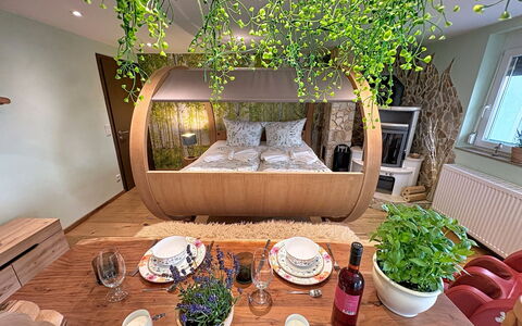 Bionestlein Premium-Appartment mit Sauna: Interior Design, Holz, Möbel, Beleuchtung, Flooring, Fussboden, Zuhause, Schlafzimmer, Zimmer, Bett