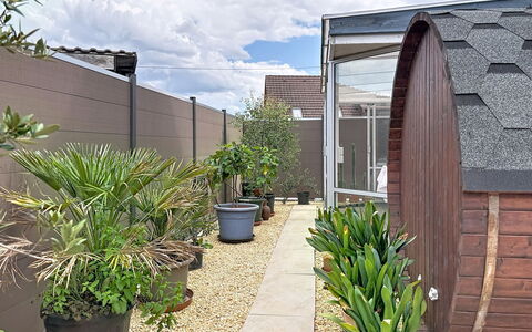 Bionestlein Premium-Appartment mit Sauna: Blumentopf, Garten, Zimmerpflanze, Hinterhof, Landscaping, Garten, Schatten, Hof, Outdoor Struktur