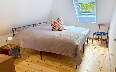 Chrischi: Holzboden, Flooring, Möbel, Fussboden, Holz, Interior Design, Schlafzimmer, Bett, Linens, Beleuchtung