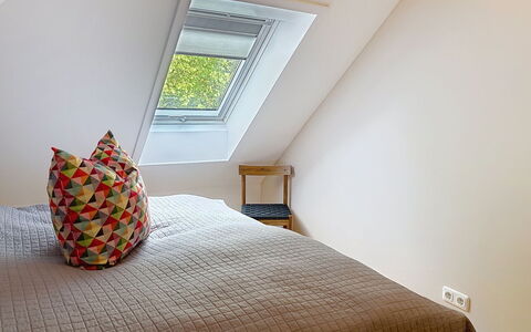 Chrischi: Holz, Interior Design, Schlafzimmer, Decke, Fussboden, Bett, Linens, Flooring, Zuhause, Dachboden
