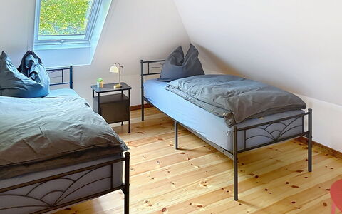 Chrischi: Möbel, Holz, Flooring, Fussboden, Interior Design, Schlafzimmer, Holzboden, Bett, Holzbeize, Hartholz