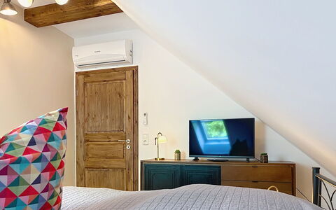 Chrischi: Möbel, Interior Design, Wand, Bett, Flooring, Fussboden, Zimmer, Holz, Schlafzimmer, Decke