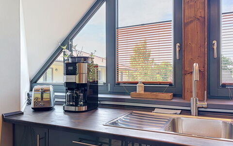 Chrischi: Holz, Interior Design, Zuhause, Beleuchtung, Möbel, Küche, Countertop, Glas, Küchengerät, Wohnung