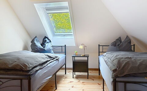 Chrischi: Möbel, Schlafzimmer, Flooring, Fussboden, Holz, Bett, Interior Design, Holzboden, Bedding, Bettdecke