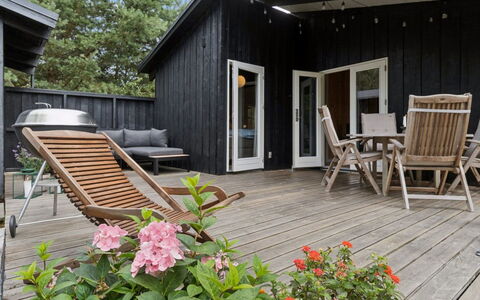 Erich - 500M from the Sea: Holz, Holzboden, Hartholz, Gartenmöbel, Möbel, Planke, Veranda, Deck, Holzbeize, Tür