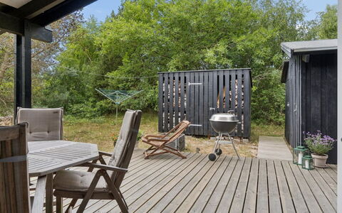 Erich - 500M from the Sea: Holz, Möbel, Gartenmöbel, Veranda, Deck, Stuhl, Tisch Im Freien, Hartholz, Tür, Hinterhof