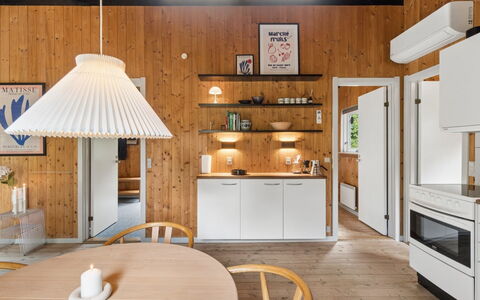 Erich - 500M from the Sea: Interior Design, Holz, Light Fixture, Möbel, Decke, Flooring, Küche, Fussboden, Beleuchtung, Küche & Esszimmer Tisch