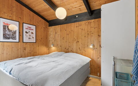 Erich - 500M from the Sea: Holz, Decke, Schlafzimmer, Interior Design, Bett, Bettrahmen, Hartholz, Bedding, Holzbeize, Blockhaus