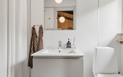 Erich - 500M from the Sea: Bad Sink, Interior Design, Flooring, Wand, Sinken, Armatur, Fussboden, Holz, Badezimmerschrank, Badezimmer