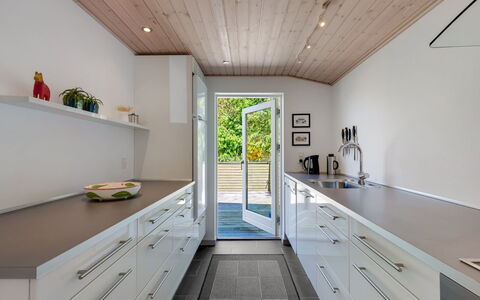 Wingot - from the Sea: Flooring, Interior Design, Holz, Küche, Countertop, Fussboden, Decke, Cabinetry, Holzboden, Möbel