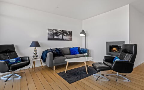 Svane - 70M from the Sea: Möbel, Flooring, Interior Design, Fussboden, Couch, Wohnzimmer, Holz, Holzboden, Stuhl, Zuhause