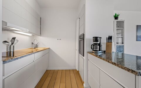 Svane - 70M from the Sea: Küche, Countertop, Küchengerät, Flooring, Interior Design, Cabinetry, Major Appliance, Holz, Fussboden, Haushaltsgerät