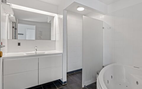 Svane - 70M from the Sea: Flooring, Fussboden, Interior Design, Armatur, Decke, Badezimmer, Installation, Zapfhahn, Badezimmerschrank, Sinken