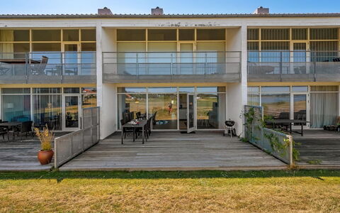 Svane - 70M from the Sea: Verbundwerkstoff, Schatten, Balkon, Beton, Estate, Veranda, Daylighting, Villa, Deck