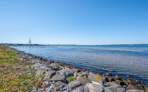Svane - 70M from the Sea: Himmel, Blau, Wasser, Wasservorräte, Daytime, Gewässer, Horizont, Natürlichen Umgebung, Küste, \Fels