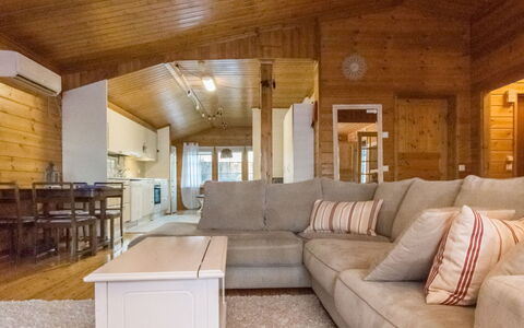 Laukaa 605: Interior Design, Holz, Flooring, Couch, Decke, Möbel, Fussboden, Zimmer, Wohnzimmer, Beleuchtung