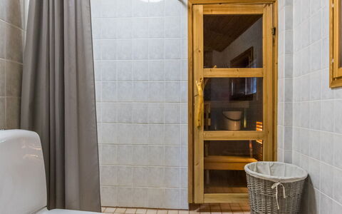 Villa Kettu: Flooring, Fussboden, Holz, Interior Design, Armatur, Zimmer, Badezimmer, Fliese, Installation, Verbundwerkstoff