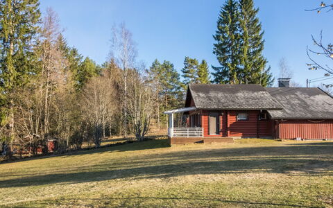 Laukaa 605: Baum, Gras, Haus, Zuhause, Hütte, Dach, Ländliches Gebiet, Grundstueck, Einfach