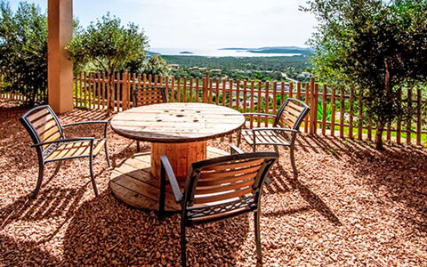 Sainte Lucie Porto Vecchio 650: Balkon, Holzbeize, Zimmerpflanze, Gartenmöbel, Blumentopf