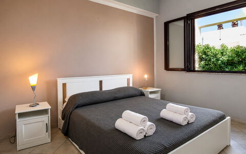 Villa Sara: Interior Design, Schlafzimmer, Bett, Wohnung, Decke, Möbel, Fussboden, Bettrahmen, Zuhause, Bedding