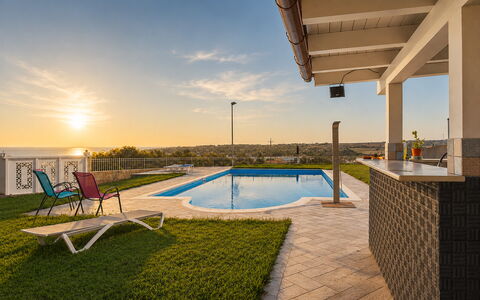 Villa Sara: Schwimmbad, Resort, Schatten, Estate, Eco Hotel, Villa, Veranda, Outdoor Struktur, Gartenmöbel, Hotel