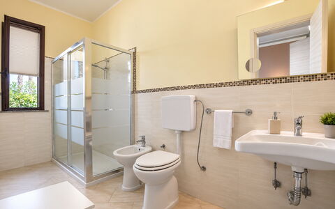 Villa Sara: Flooring, Armatur, Interior Design, Fussboden, Badezimmer, Toilleten Sitz, Toilette, Installation, Sinken, Zapfhahn