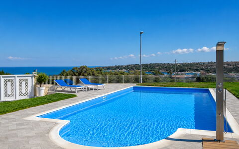 Villa Sara: Schwimmbad, Blau, Resort, Gartenmöbel, Verbundwerkstoff, Eco Hotel, Schatten, Freizeit, Villa, Sonnenliege