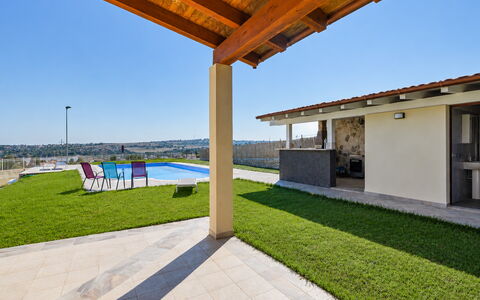 Villa Sara: Flooring, Schatten, Estate, Resort, Villa, Outdoor Struktur, Schwimmbad, Hof, Daylighting, Fliese