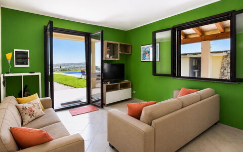 Villa Sara: Möbel, Interior Design, Flooring, Fussboden, Zuhause, Couch, Decke, Wohnzimmer, Zimmer, Wohnung